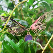 Naszyjnik MIDSOMMAR – Motyl w kolorach różowego złota i lawendy