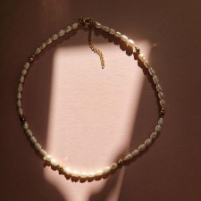 Naszyjnik z naturalnych pereł z łańcuszkiem z pozłacanego srebra