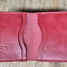 Czerwony portfel ze skóry ręcznie uszyty na karty.