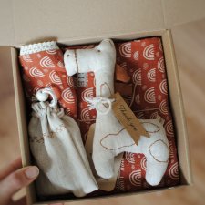 Zestaw prezentowy na baby shower śliniak kocyk maskotka woreczek z mydełkiem