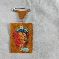 broszka lniana z haftem PROTEUS. Wykonanie ręczne