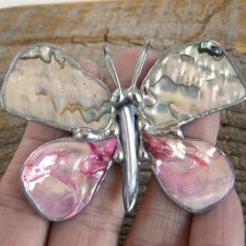 Naszyjnik motyl wisiorek z tęczową muszlą paua abalone
