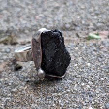 Turmalin jak węgiel- pierścionek regulowany