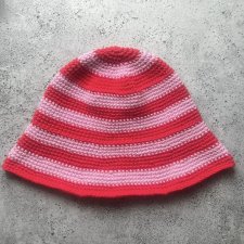 Bawełniany letni kapelusz w paski czerwono różowe