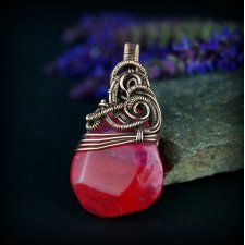 Wisiorek wire wrapping z różowym agatem