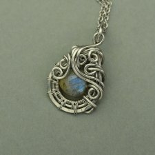 Mały wisiorek niebieski labradoryt, wire wrapping, stal chirurgiczna