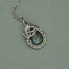 Mały wisiorek labradoryt, wire wrapping, stal chirurgiczna