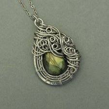 Wisiorek ze złotym  labradorytem, wire wrapping, stal chirurgiczna, labradoryt