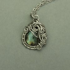 Mały wisiorek kolorowy labradoryt, wire wrapping, stal chirurgiczna