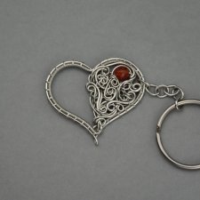 Breloczek brelok serce karneol z drutów ze stali chirurgicznej, wire wrapping