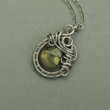 Mały wisiorek złoty labradoryt, wire wrapping, stal chirurgiczna