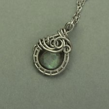 Mały wisiorek labradoryt, wire wrapping, stal chirurgiczna