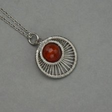 Mały wisiorek kółko czerwony karneol, stal chirurgiczna, wire wrapping, koło