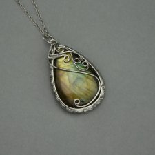 Wisiorek z kolorowym labradorytem, wire wrapping, stal chirurgiczna, labradoryt wisior