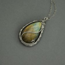 Wisiorek z labradorytem, wire wrapping, stal chirurgiczna, labradoryt wisior