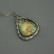 Wisiorek z labradorytem, wire wrapping, stal chirurgiczna, labradoryt wisior