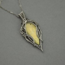 Wisiorek ze złotym labradorytem, wire wrapping, stal chirurgiczna, labradoryt wisior