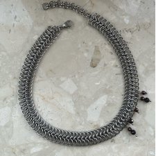 Choker chainmaille z zawieszkami z granatu