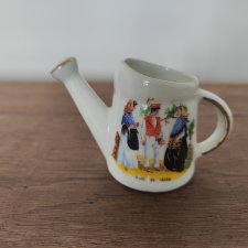 Mała porcelanowa konewka sygnowana