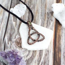 Wisior węzeł celtycki triquetra miedź antyczna perydot amulet piękny