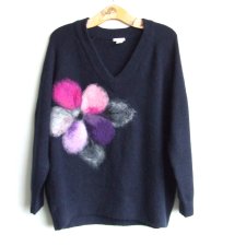 granatowy sweter r. L H&M serek filcowany kwiat