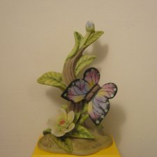 PORCELANOWA SYGNOWANA FIGURKA MOTYL