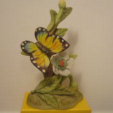 PORCELANOWA SYGNOWANA FIGURKA MOTYL