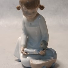 LLADRO seria Zaphir Dziewczynka z lalką